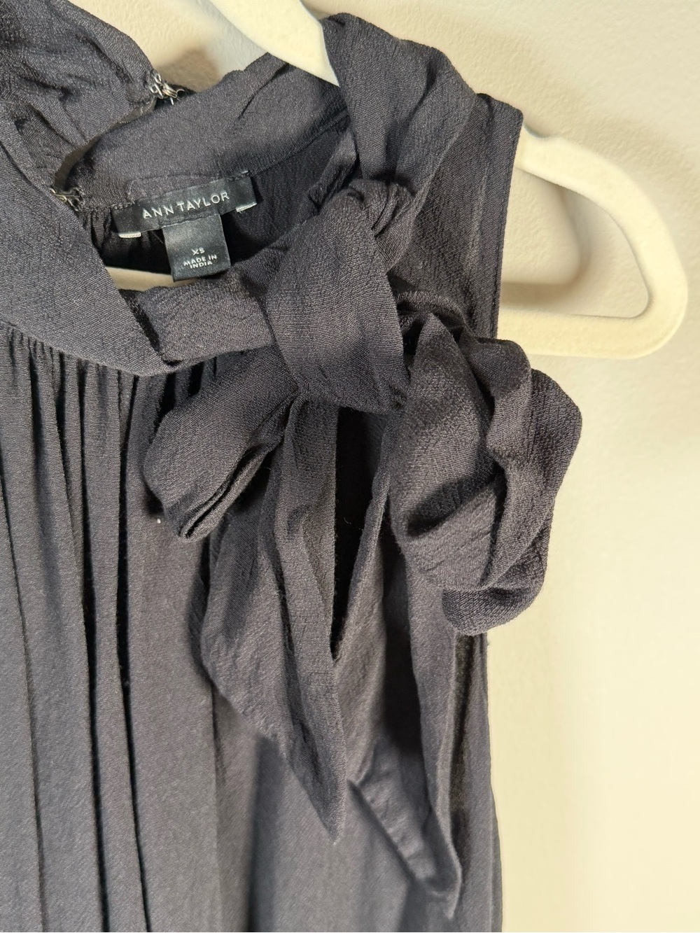 Ann Taylor Sleeveless Tie-Neck Blouse in Navy